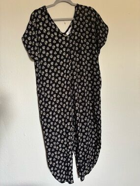 Ava Sky Black Daisy Print Top with White and Yellow Floral Accents